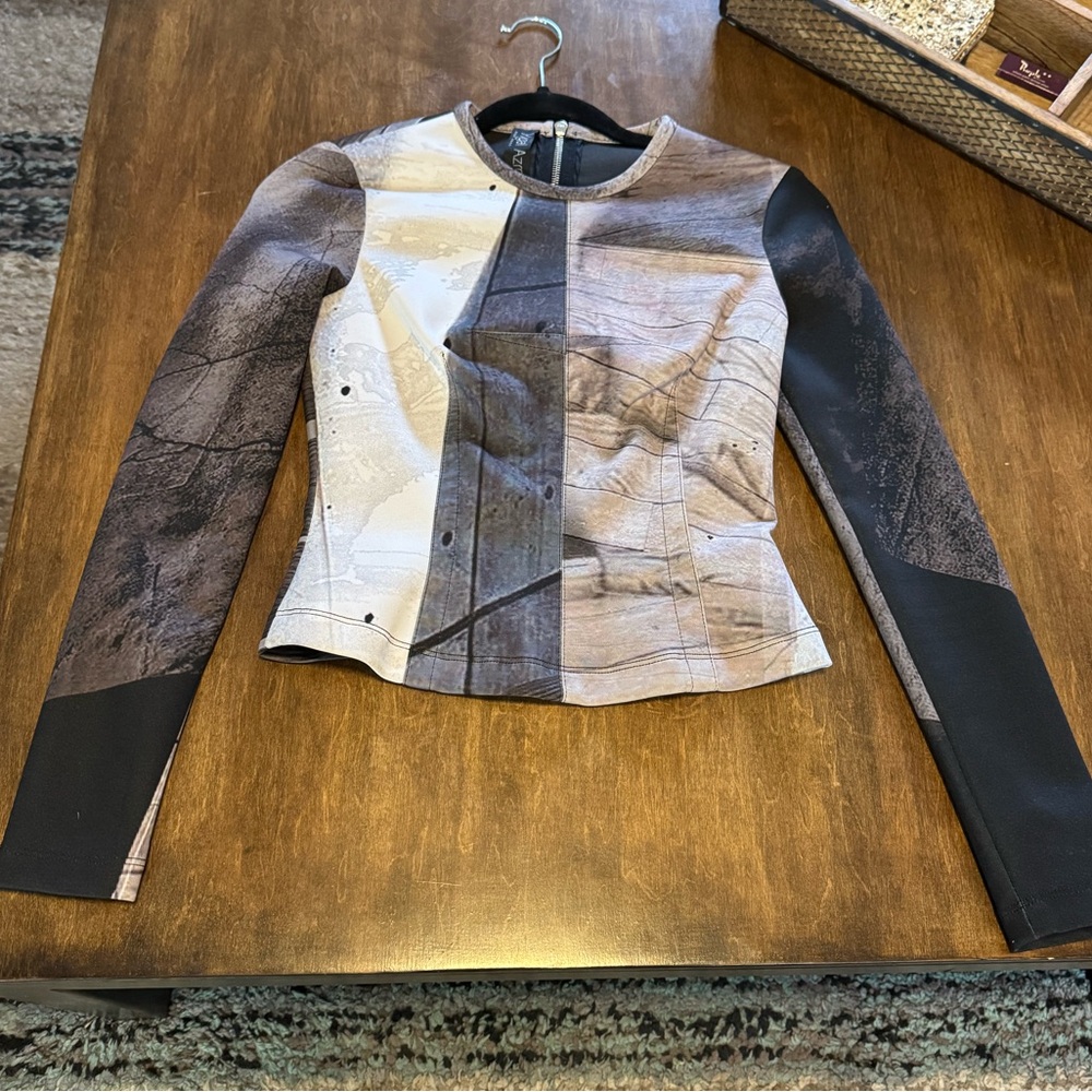 EUC SIZE 0/XS YIGAL AZROUEL LONG SLEEVE TOP SCUBA FIT